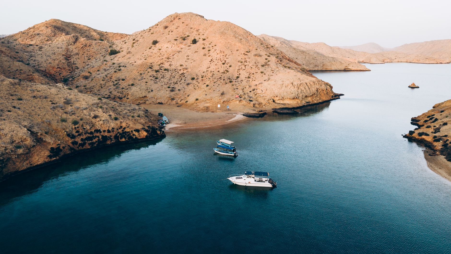 خليج فيروزي على ساحل عُمان