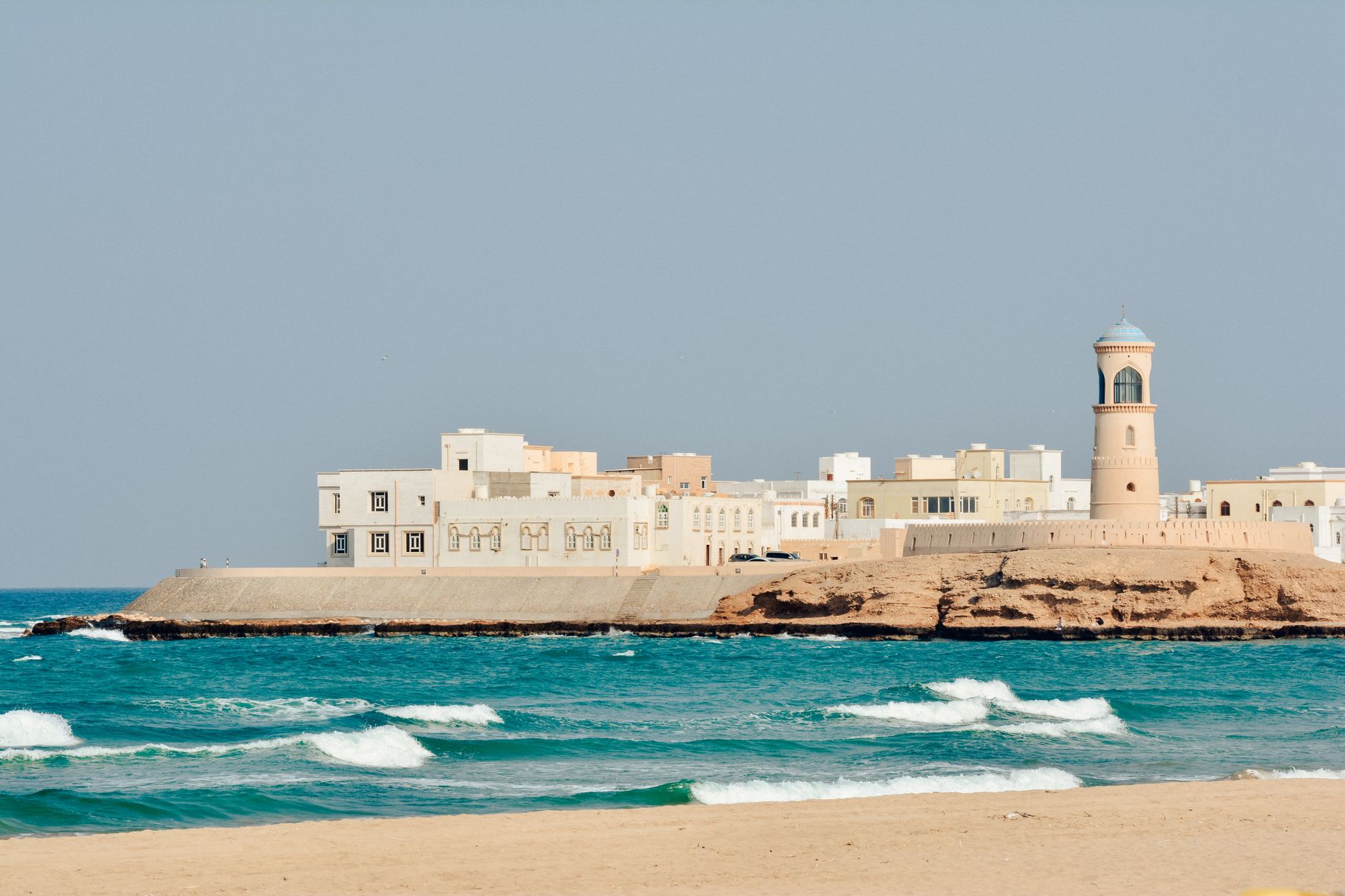 بلدة ساحلية بيضاء وبرج مراقبة على البحر